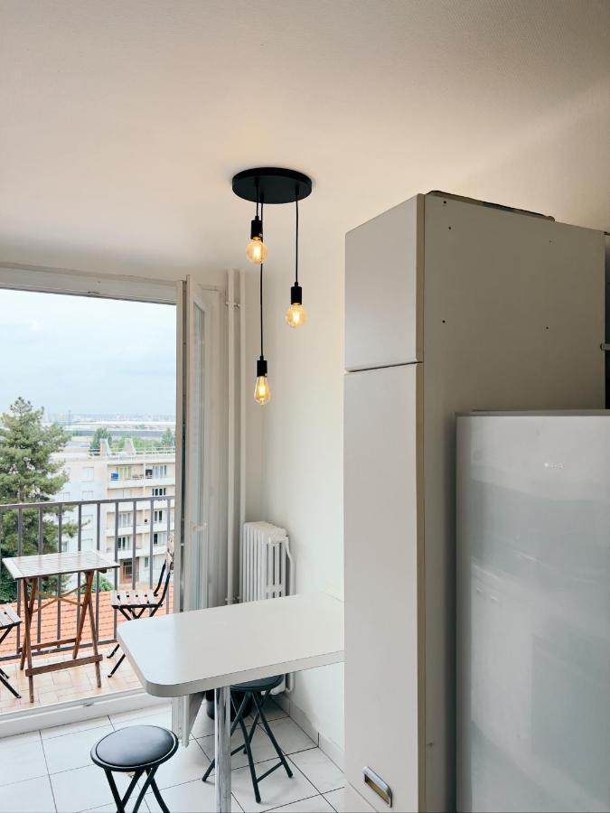 Appartement Spacieux Avec Balcon Saint-Fons Extérieur photo